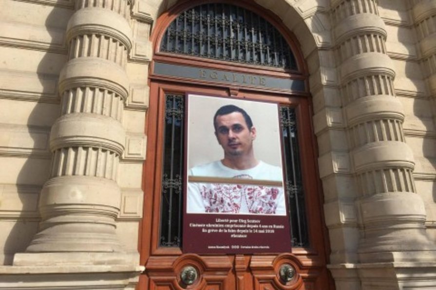 ФОТО: Портрет Сенцова на здании мэрии Парижа