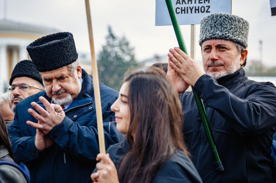 Крымские татары википедия. Меджлис крымскотатарского народа. Лидеры Меджлиса крымских татар. Крымские татары в сериале Грозный. Меджлис крымских тата Россия.