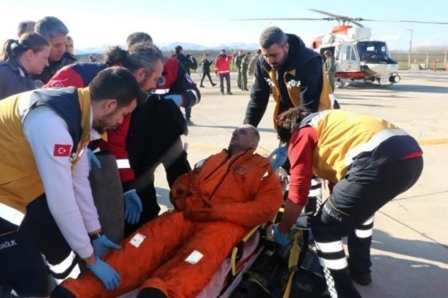 Турецкие спасатели оказывают помощь морякам