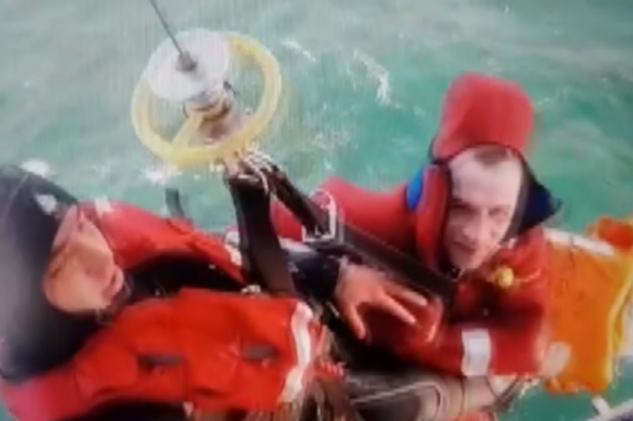 Турецкие спасатели поднимают моряков