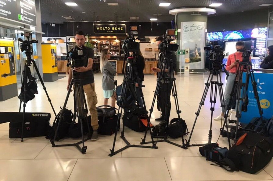 Журналисты в аэропорту «Жуляны» 