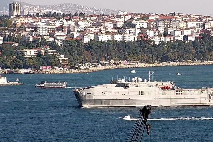USNS Yuma пересекает Босфор (Фото: Yörük Işık/Twitter)