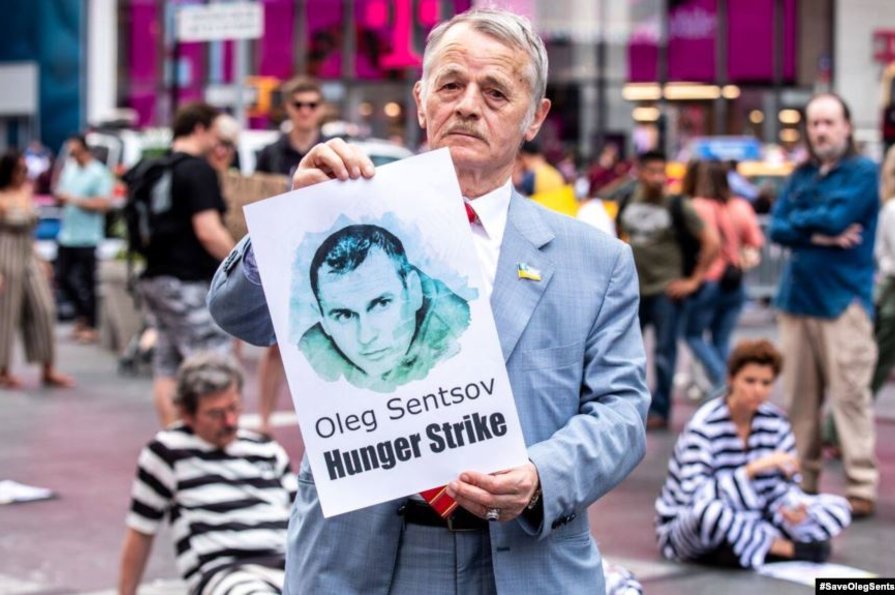 Мустафа Джемилев на акции в поддержку Олега Сенцова в Нью-Йорке, 2 июня 2018 года